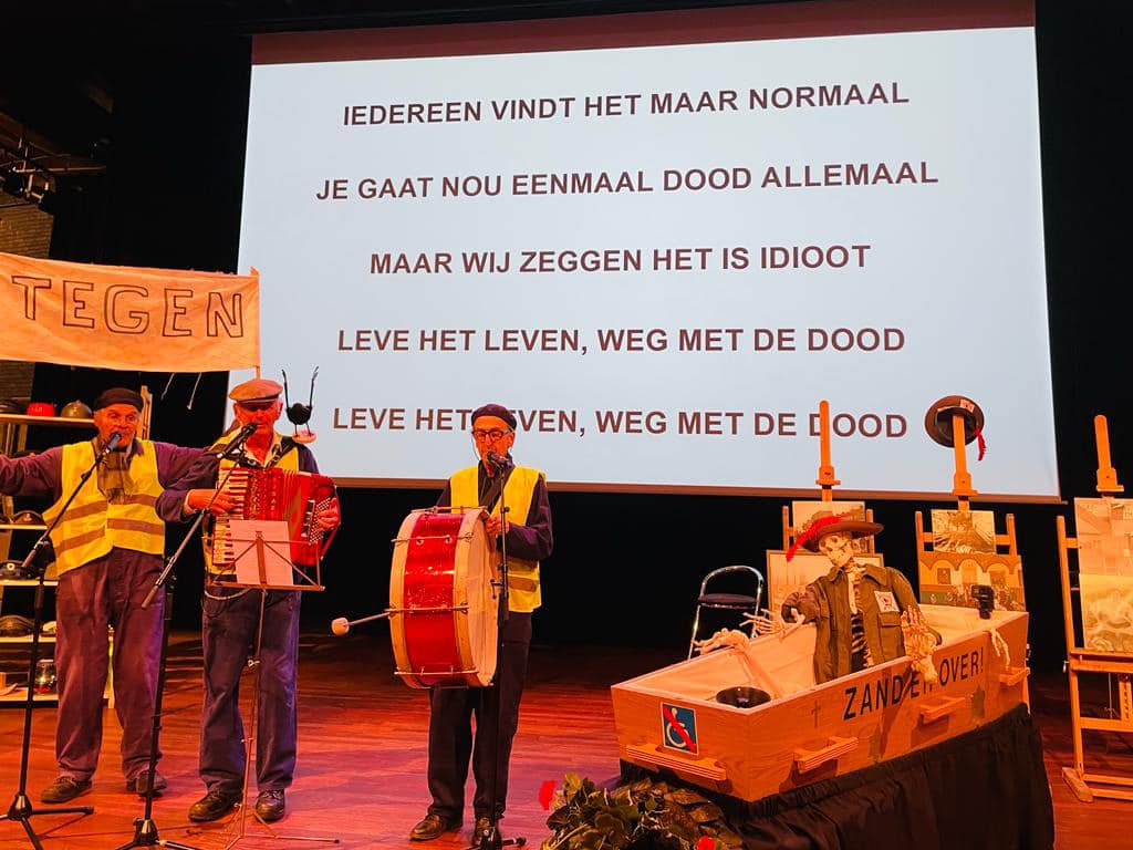 Afbeelding: Leden van zijn cabaretgroep de Gemeentereiniging zingen een afscheislied voor Jan Troost.